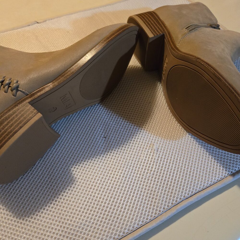 MIA 7.5 camel booties with cute stitching up side of boot - Picture 3 of 4